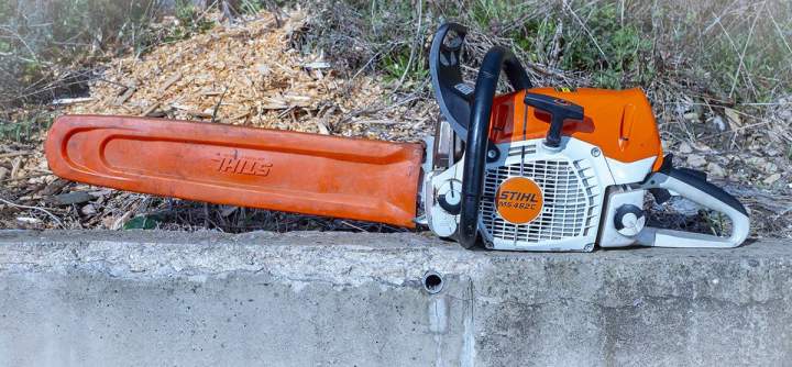 Des tronçonneuses conçues pour faciliter l’élagage et l’abattage d’arbres.